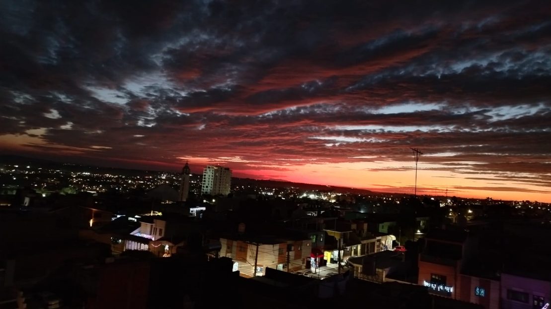 Atardecer sobre la ciudad desde un sitio AX