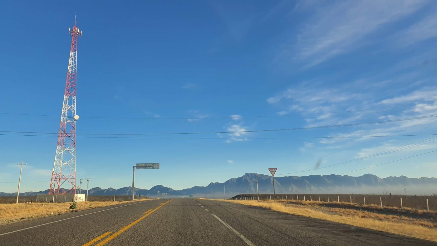 Torre junto a carretera en el norte de México