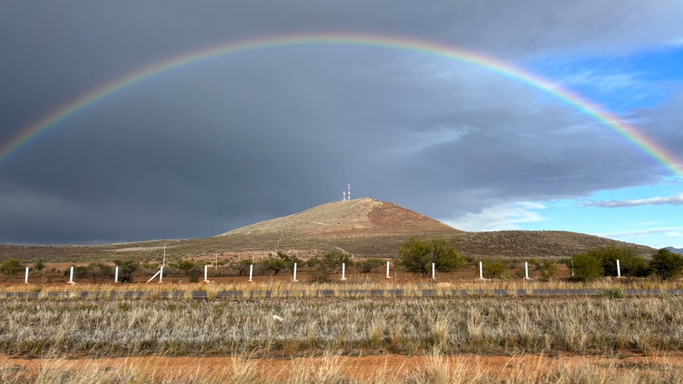 Sitio de telecomunicaciones en cerro con arcoíris
