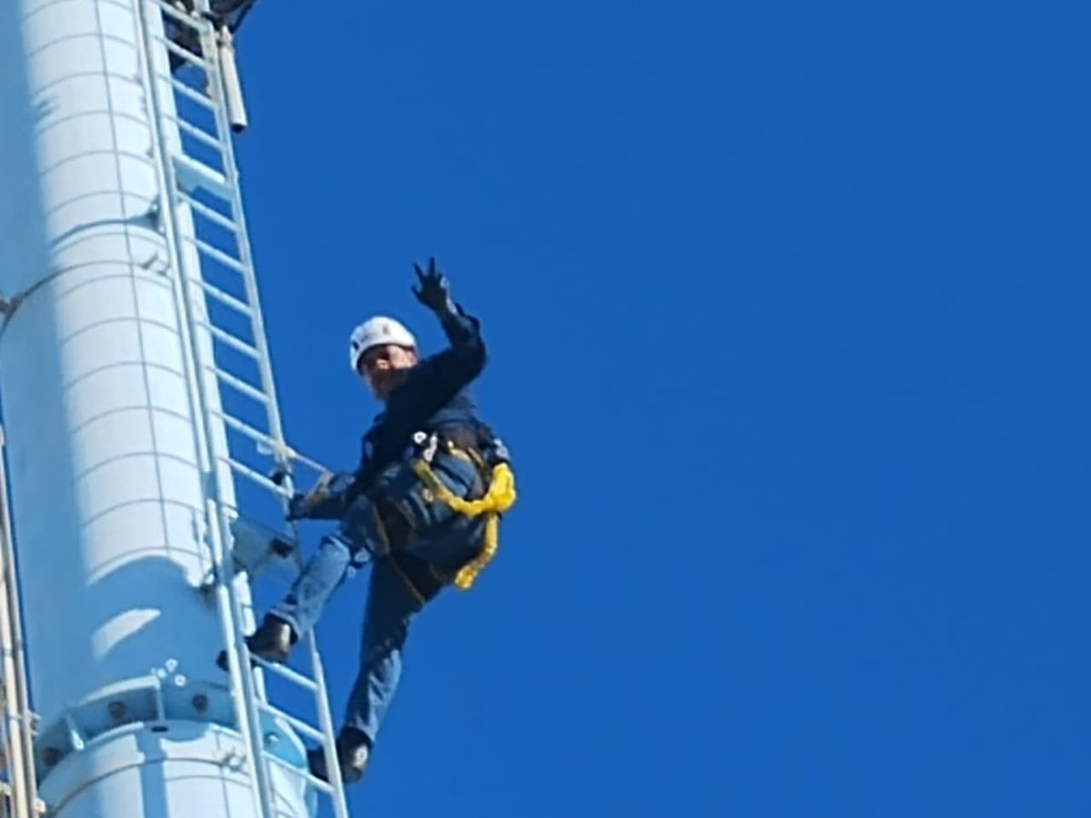 Técnico certificado trabajando en altura